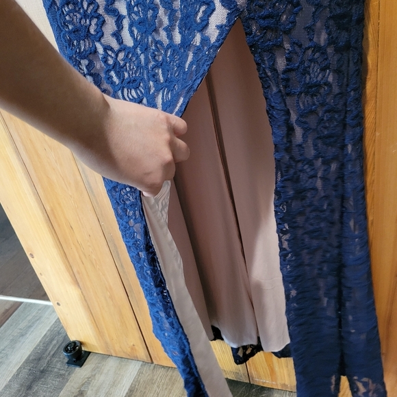 City Triangule Elegant Navy Lace Gown with Rhinestone Detail - Picture 3 of 16